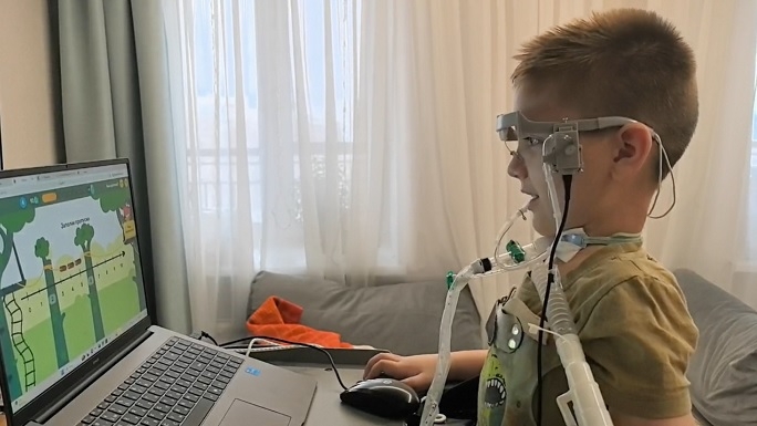 Азамат использует устройство МГ-01 для управления компьютером