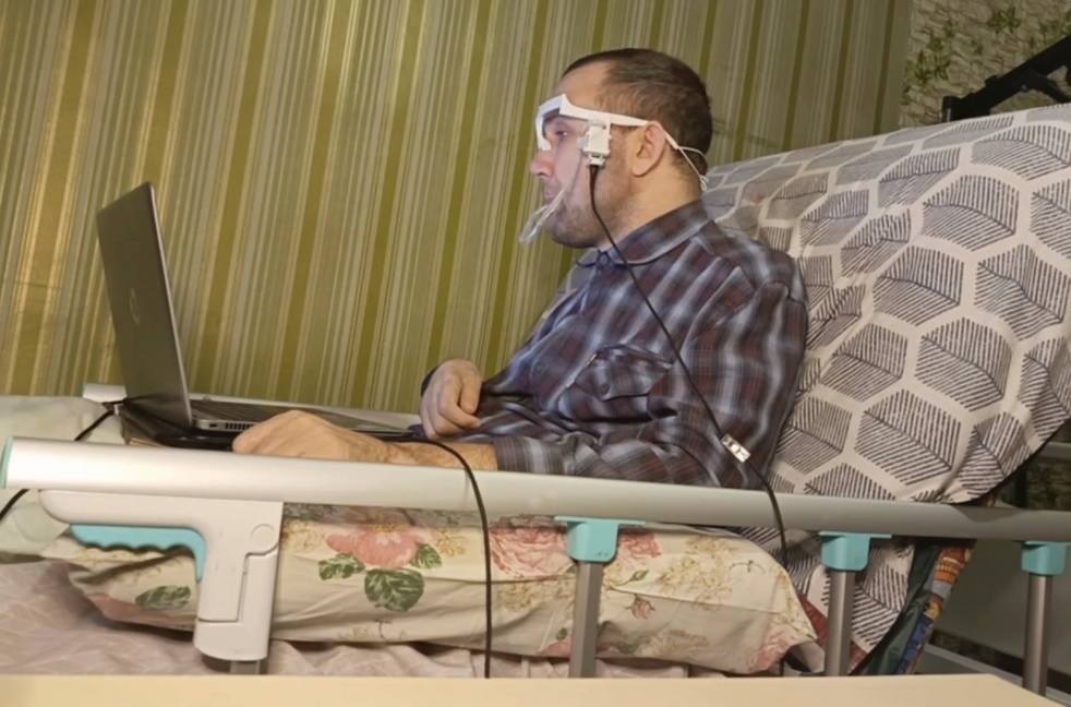 Эдуард работает за компьютером с устройством МГ-01