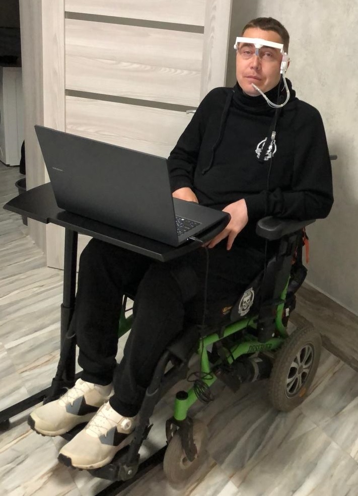 Евгений управляет компьютером с помощью устройства МГ-01