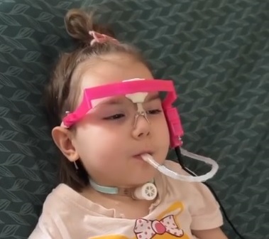 Милана использует розовое устройство МГ-01